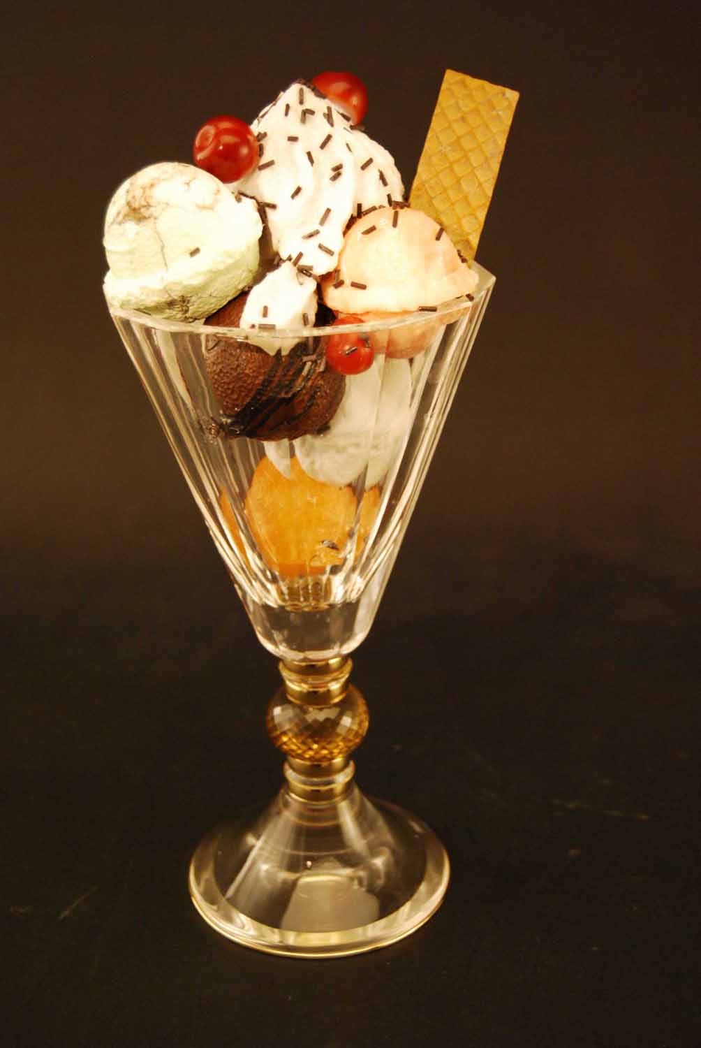 Bon appetit – ice cream sundae in rock crystal
